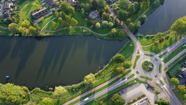 Rotonde bij rivier